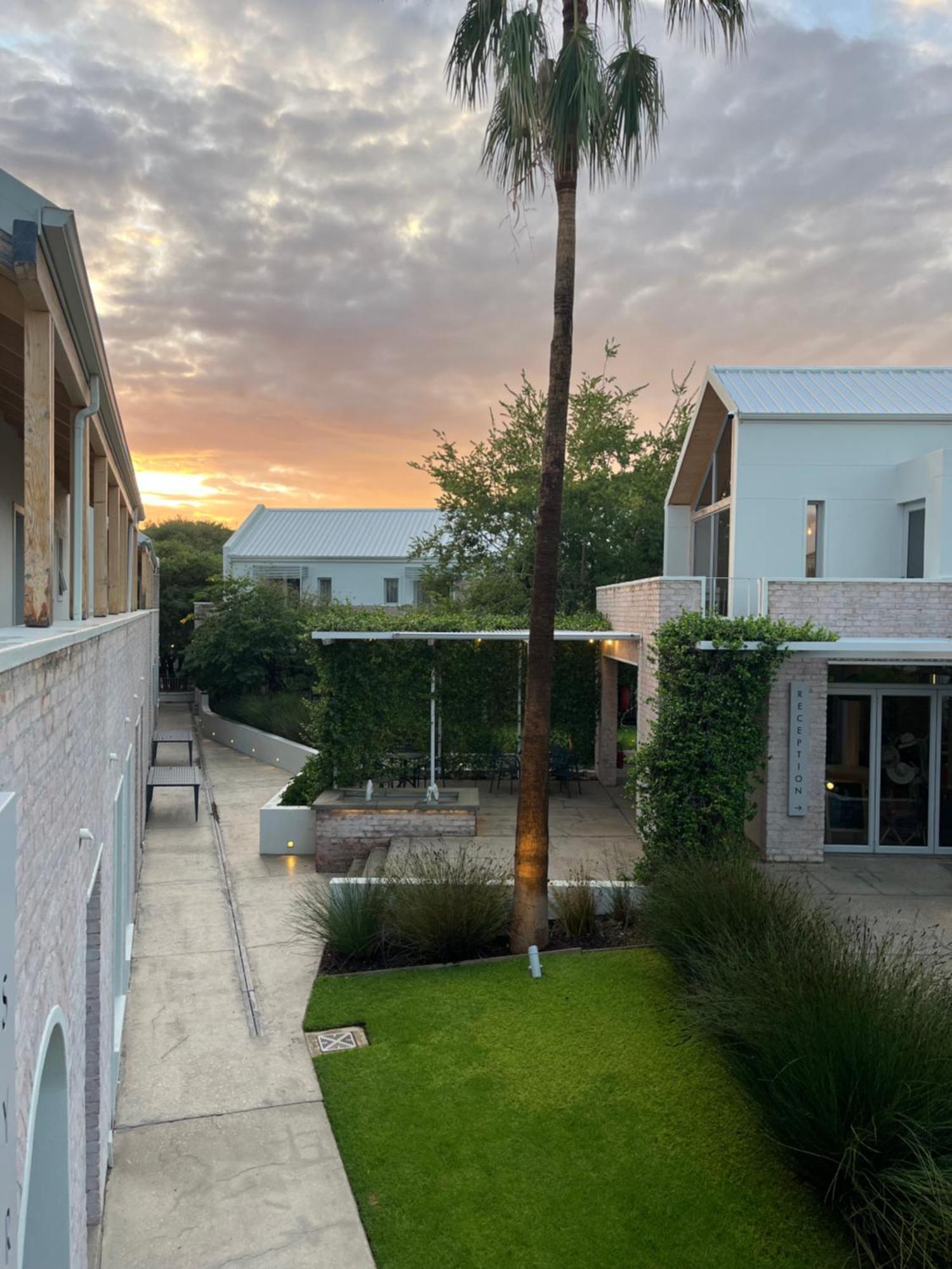 The Windhoek Luxury Suites Exteriör bild